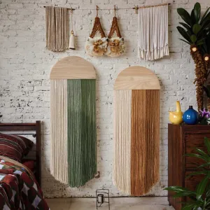 نصف قمر البوهو ديكور حائط يدوي الصنع معلق . Half Moon Boho Wall Decor Handmade Colorful Macrame